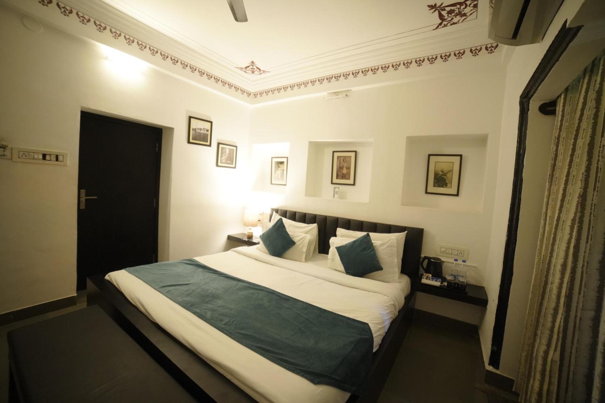 Hotel Udai Niwas By The Lake Udaipur Dış mekan fotoğraf