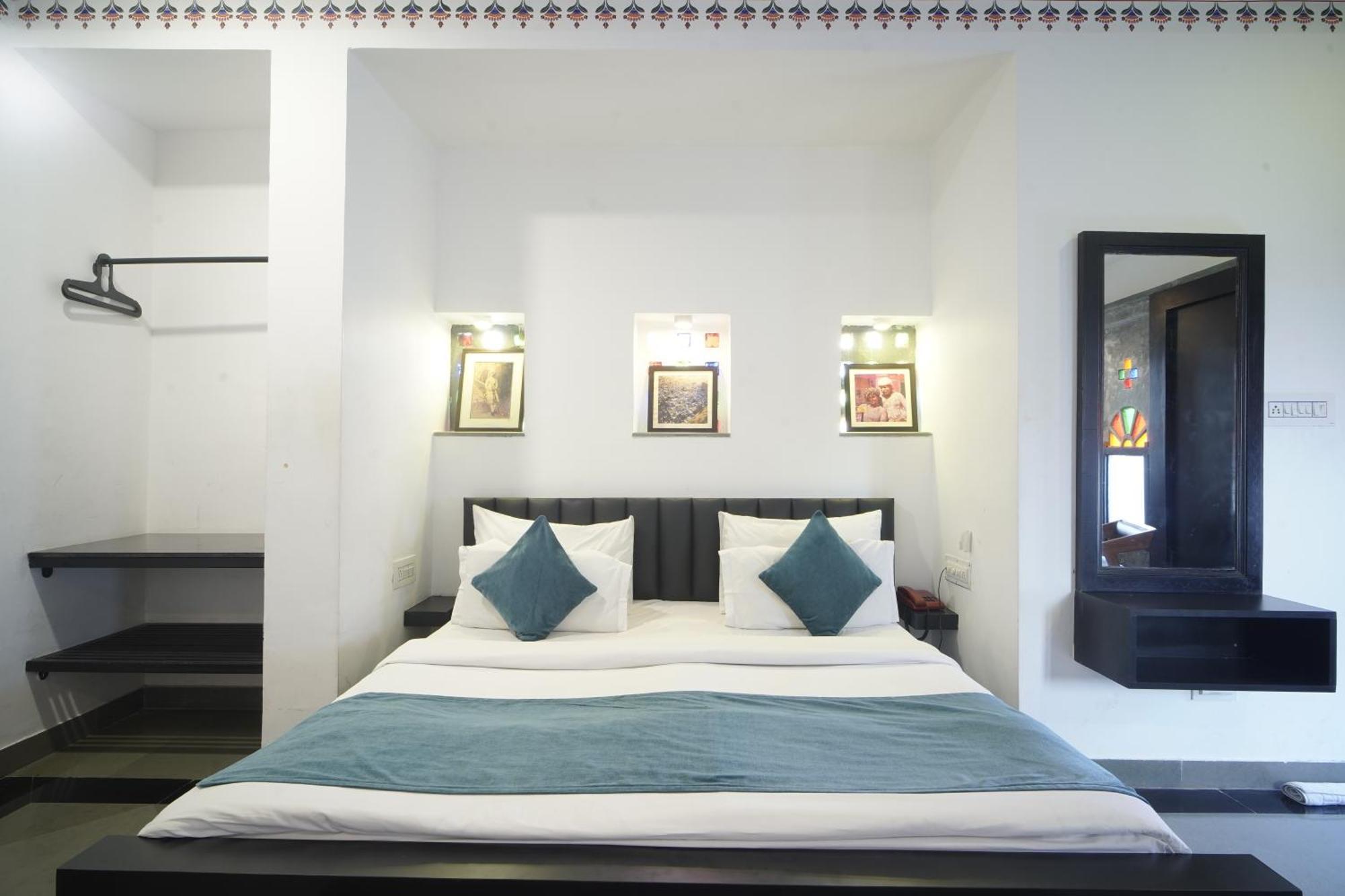 Hotel Udai Niwas By The Lake Udaipur Dış mekan fotoğraf